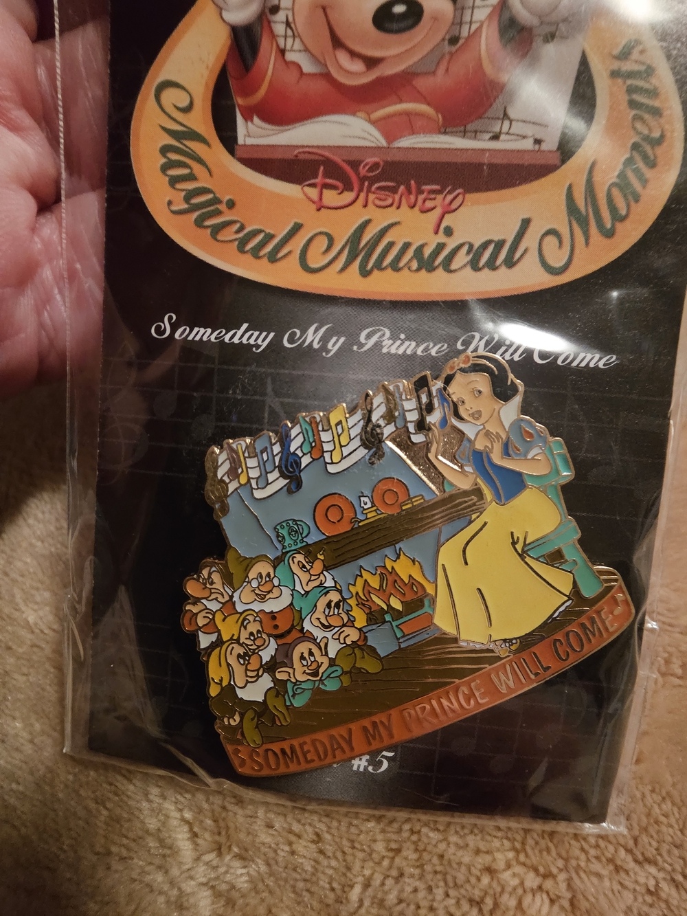 Disney Snow White Yellow Blue Multi-Color Musical Pin 🤍💙💛